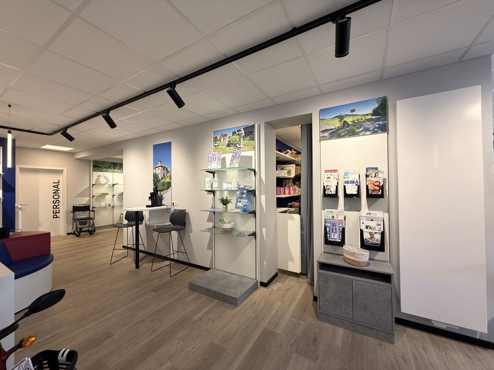 Durchdachtes Design trifft auf Funktionalität. Helle Farben, hochwertige Materialien und eine klare Raumstruktur schaffen eine angenehme Atmosphäre für Kundinnen und Kunden. Informationsmaterialien und Produktpräsentationen sind übersichtlich platziert.